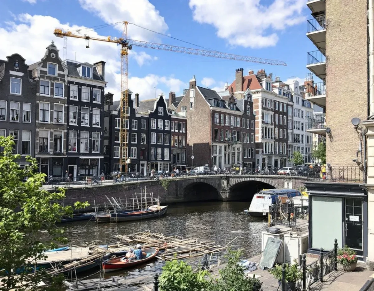 Démarrer les travaux avant la fin du délai de recours du permis de construire : les risques à connaître